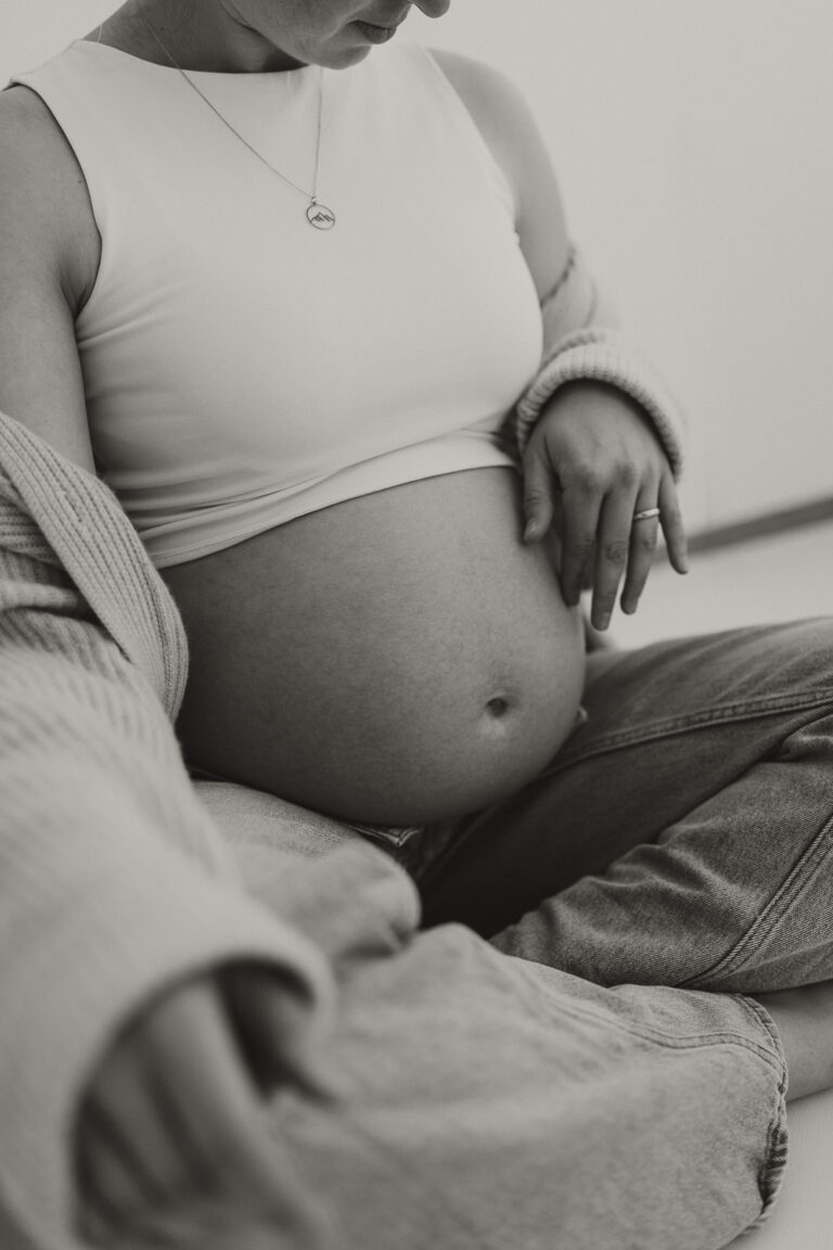 Babybauchfotografie aus dem Studio der Fotografin Laura Rahm in Schongau, Oberbayern