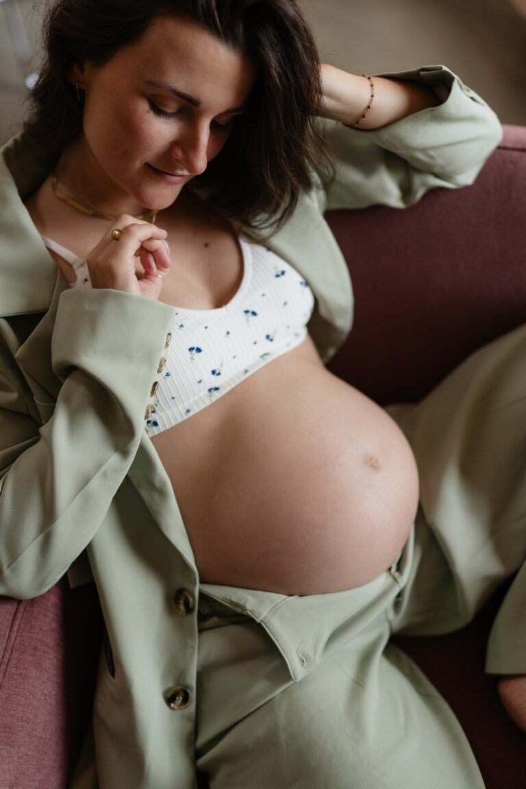 Babybauchbild im Rahmen eines Schwangerschaft-Shootings in Weilheim