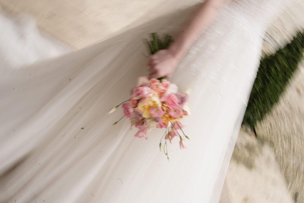 Braut mit Blumenstrauß in Bewegung in Weilheim-Schongau