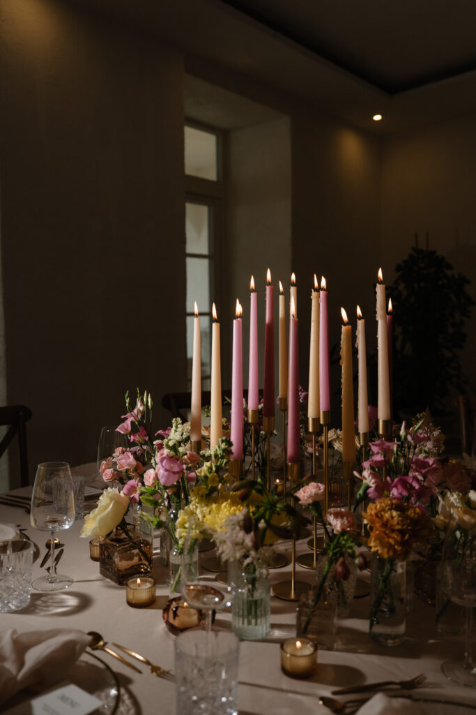 Dekoration eines Hochzeitstisches mit Frühlingsfarben, Floristik und Kerzen in Weilheim-Schongau