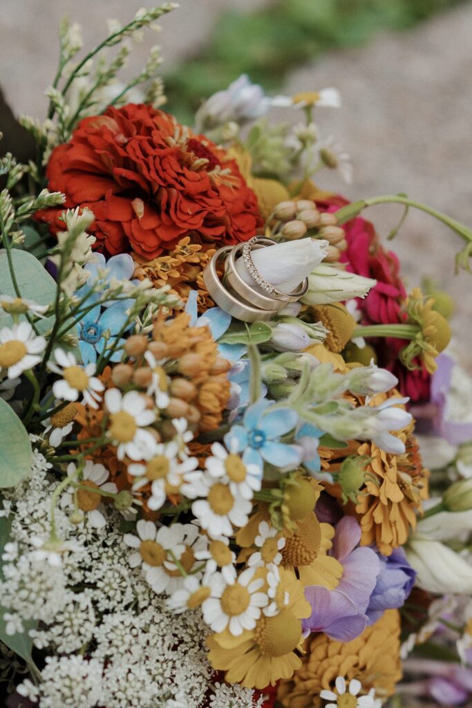 Blumenstrauß mit Eheringen darauf am Ballenhaus in Schongau